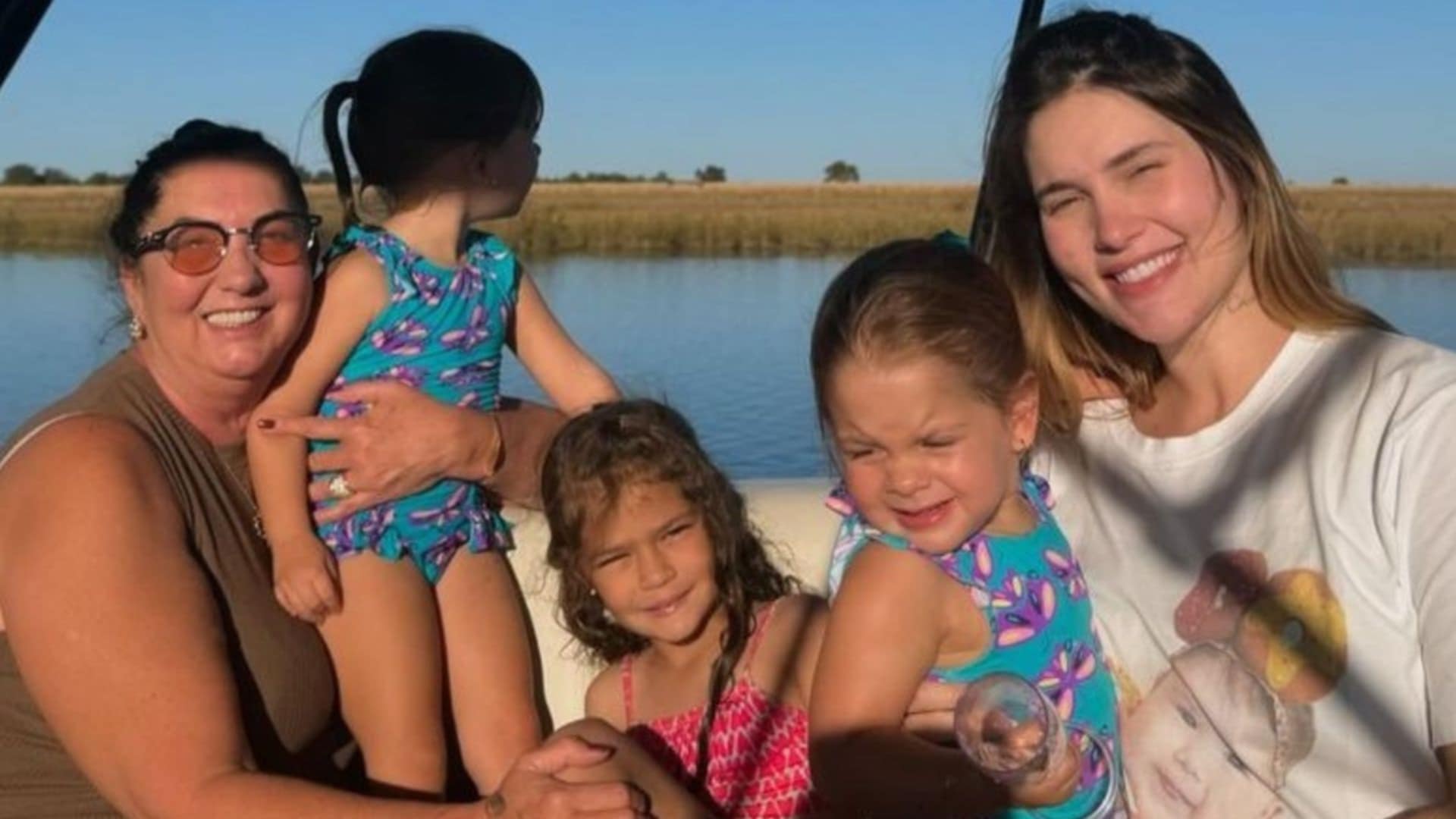 Mãe de Virginia mostra primeiro passeio com as netas em lancha de Leonardo