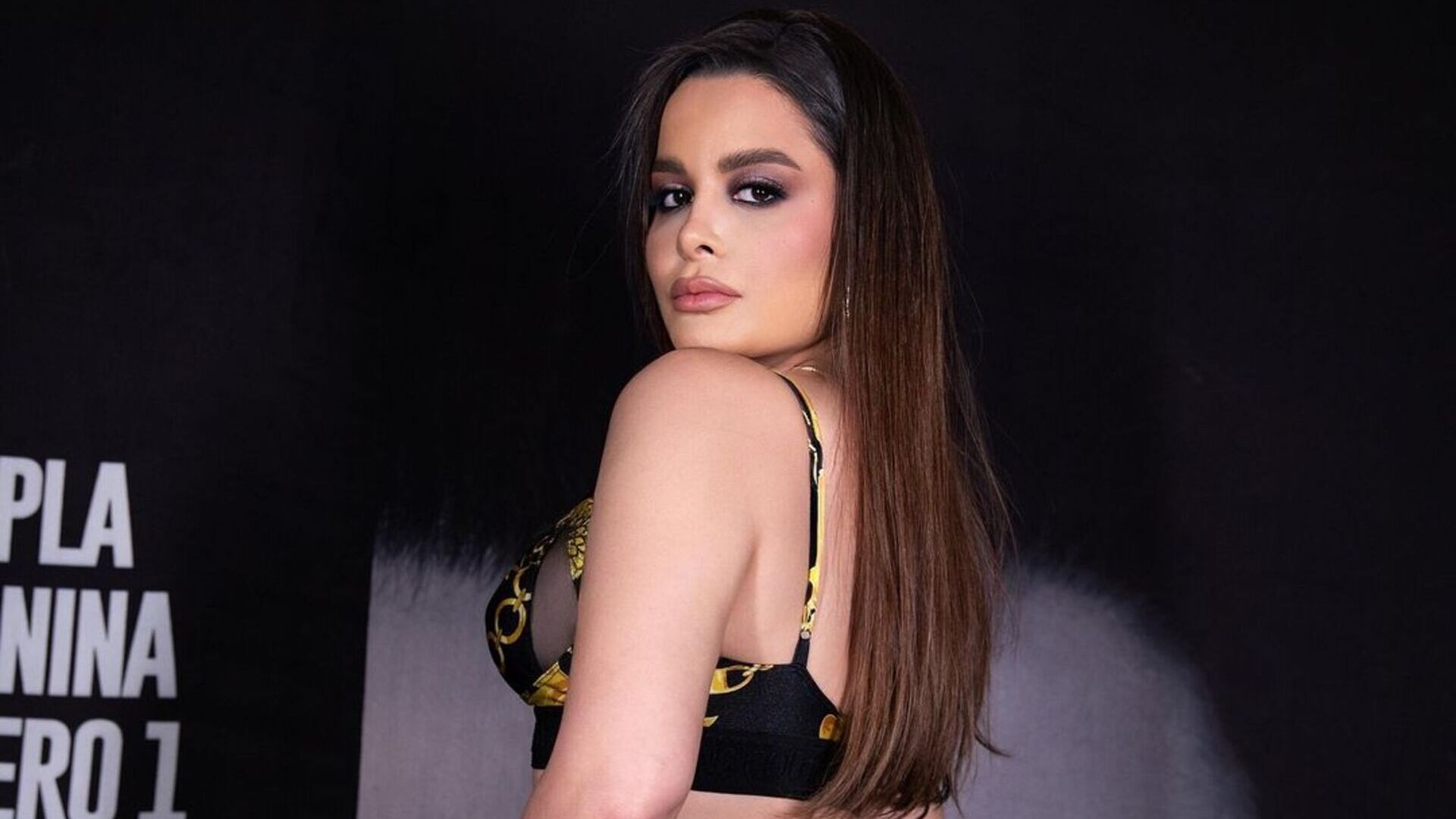 Maraisa causa ao aparecer com look de grife transparente