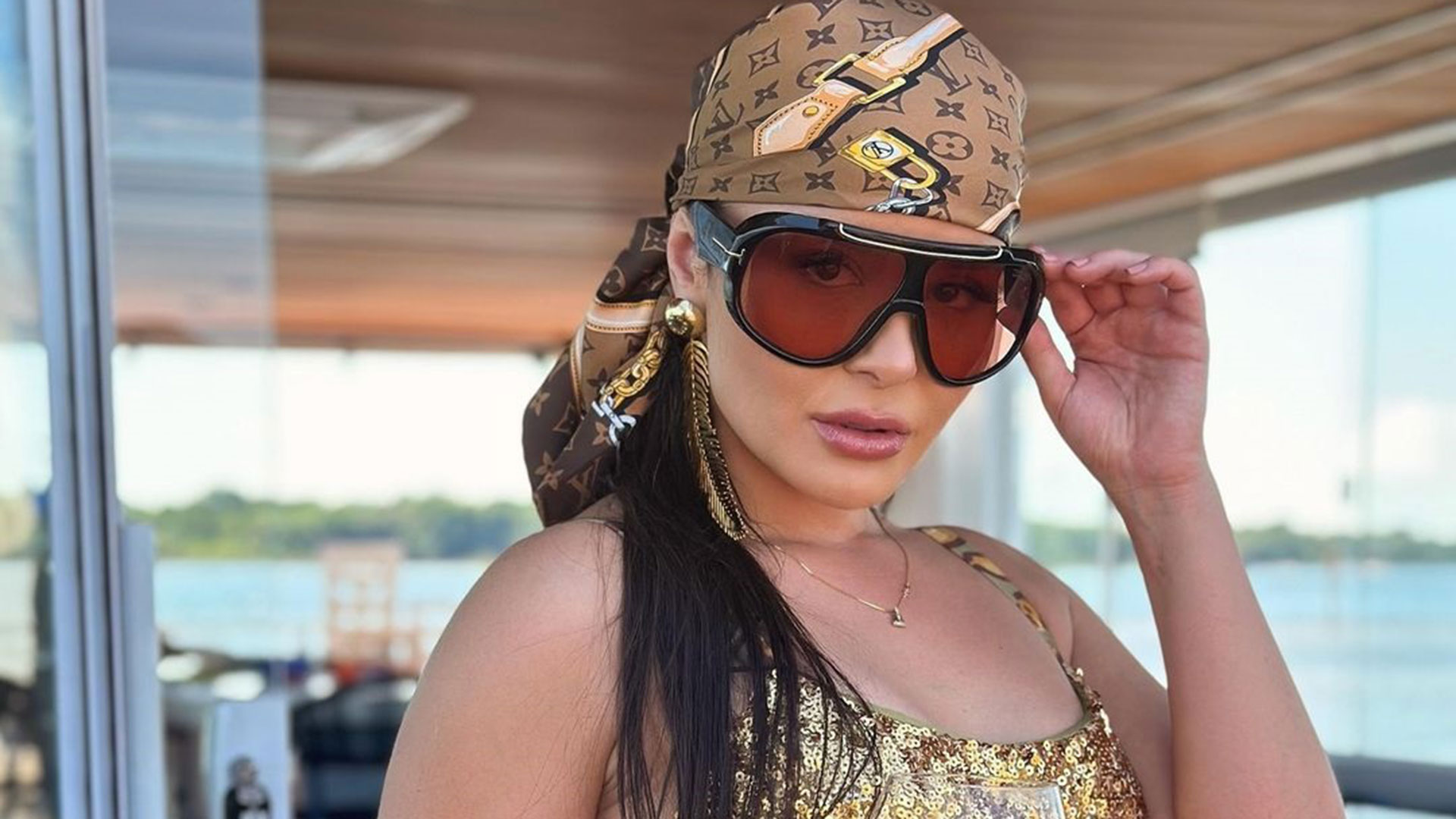 Maraisa arrasa e mostra boa forma em novas fotos com um maiô dourado