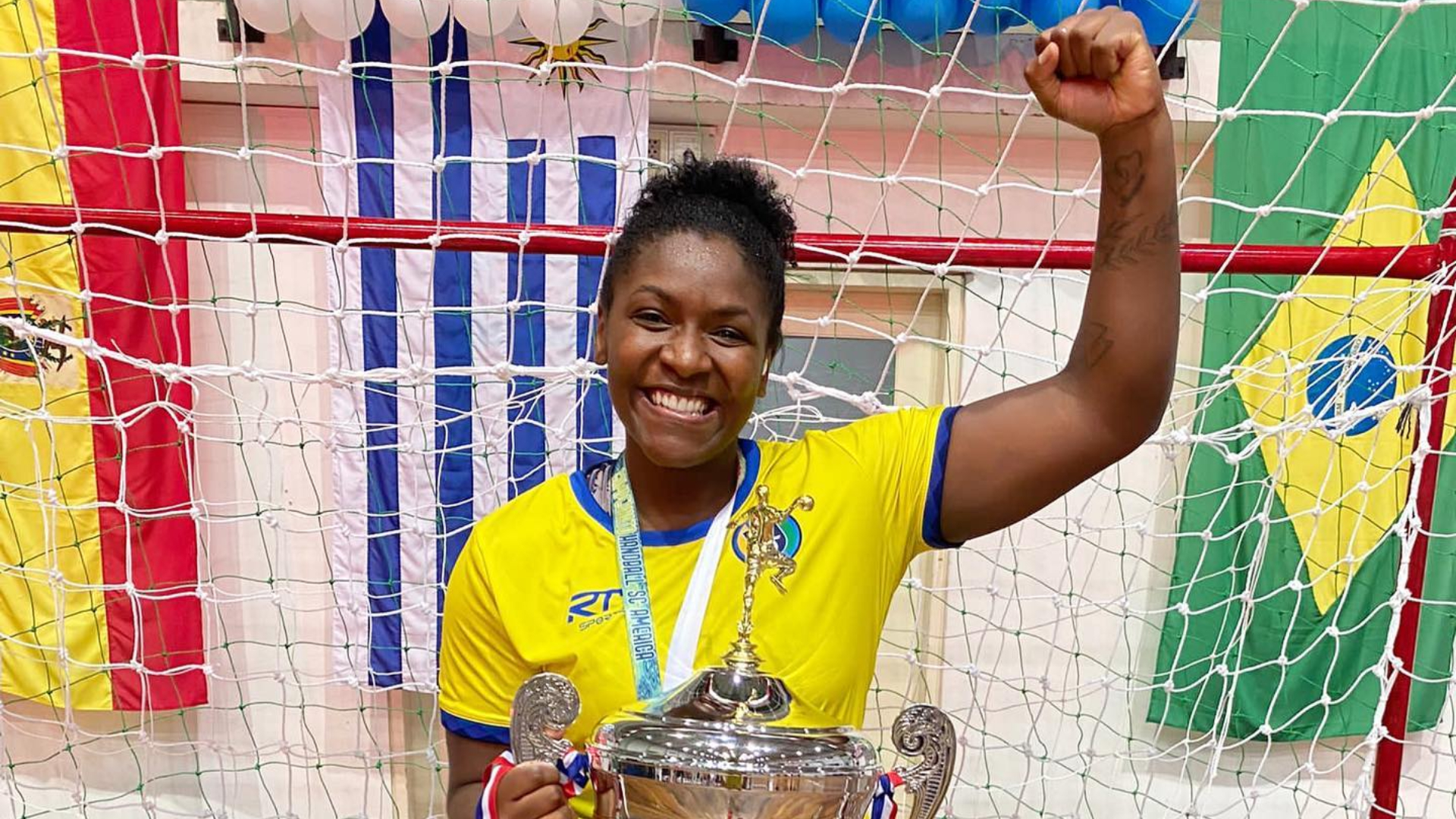 Atleta do handebol, Mariane Fernandes, se emociona com credencial olímpica