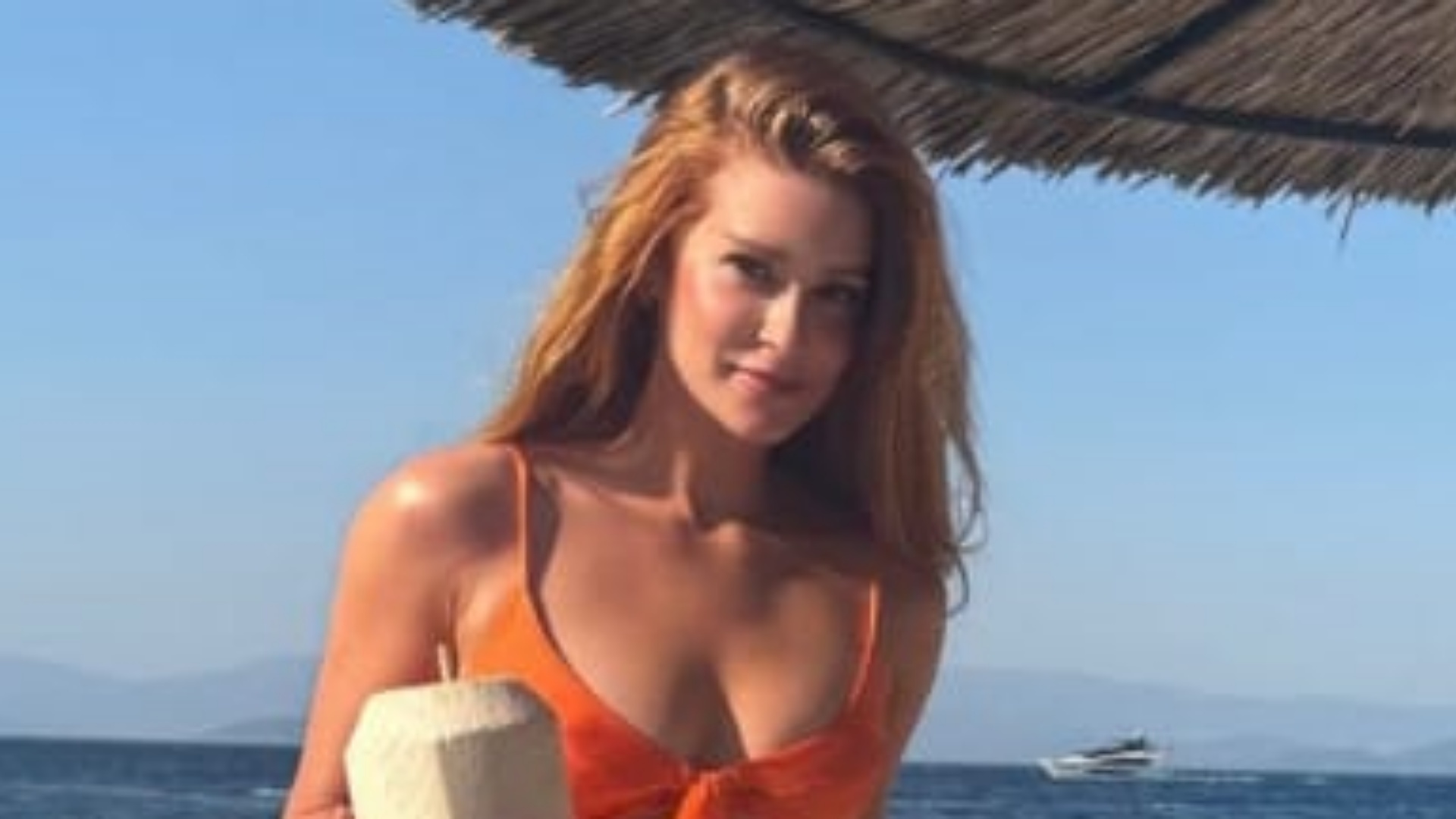 Marina Ruy Barbosa chama atenção ao surgir com look recortado durante viagem