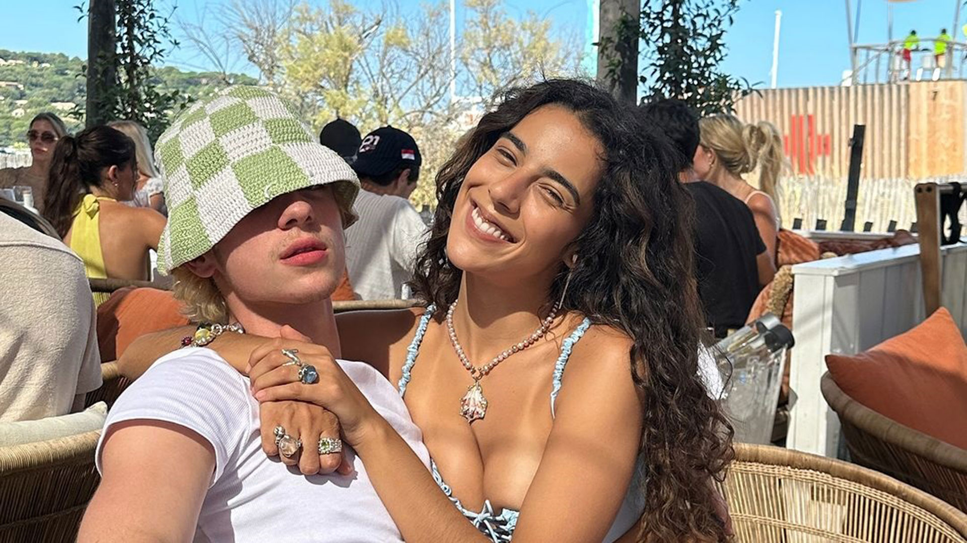 Marina Sena posa coladinha com Juliano Floss durante viagem