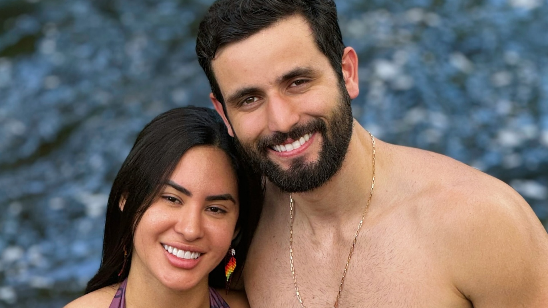 Matteus Amaral surge agarradinho com Isabelle Nogueira em viagem