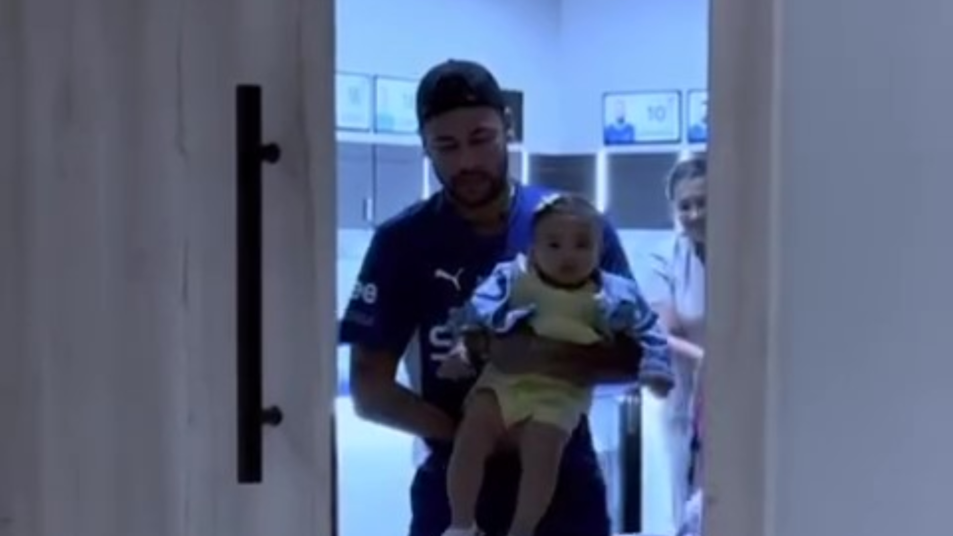 Neymar Jr compartilha registros de dia de treino com Mavie