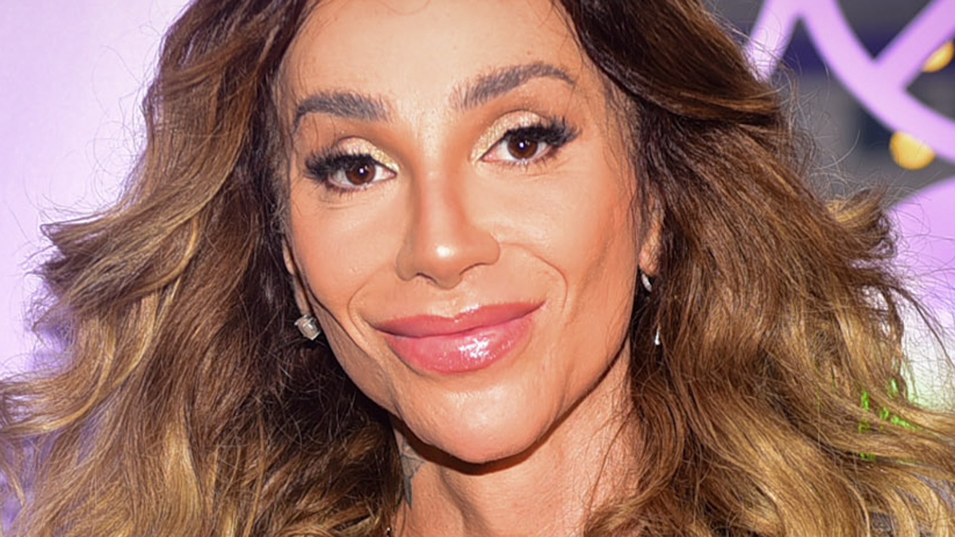 Maya Massafera surge com o cabelo cacheado em novo evento