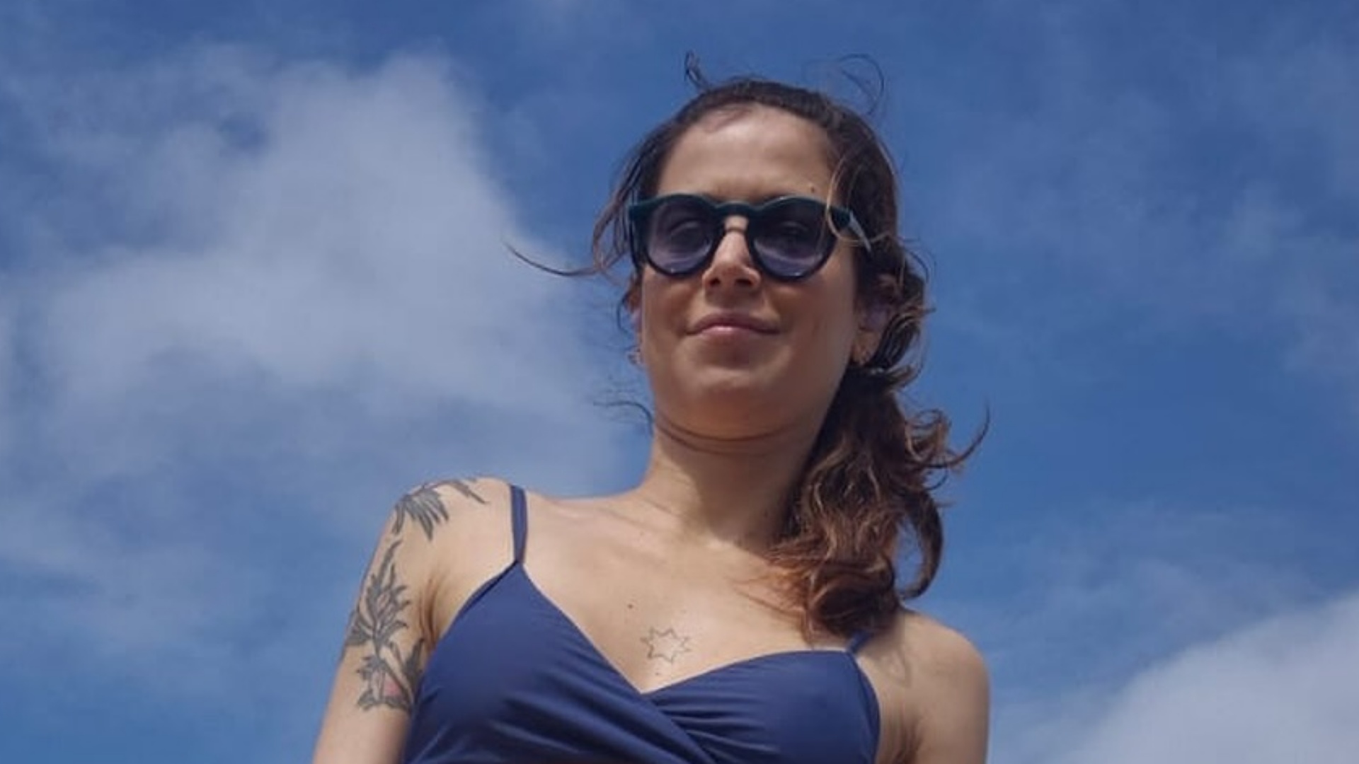 Mel Lisboa exibe corpo sarado em dia de praia: “Tudo azul”