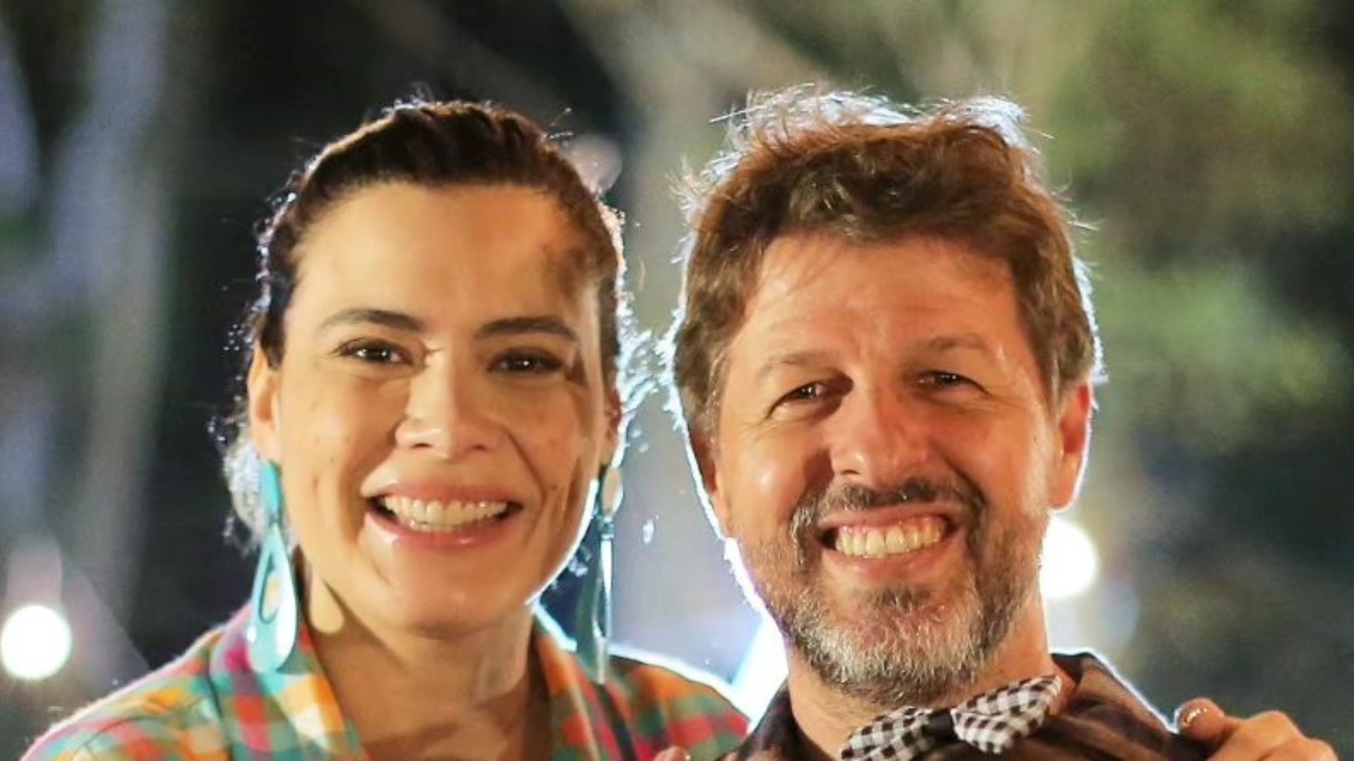 Discreta, Michelle Loreto surge em clima de romance com o marido