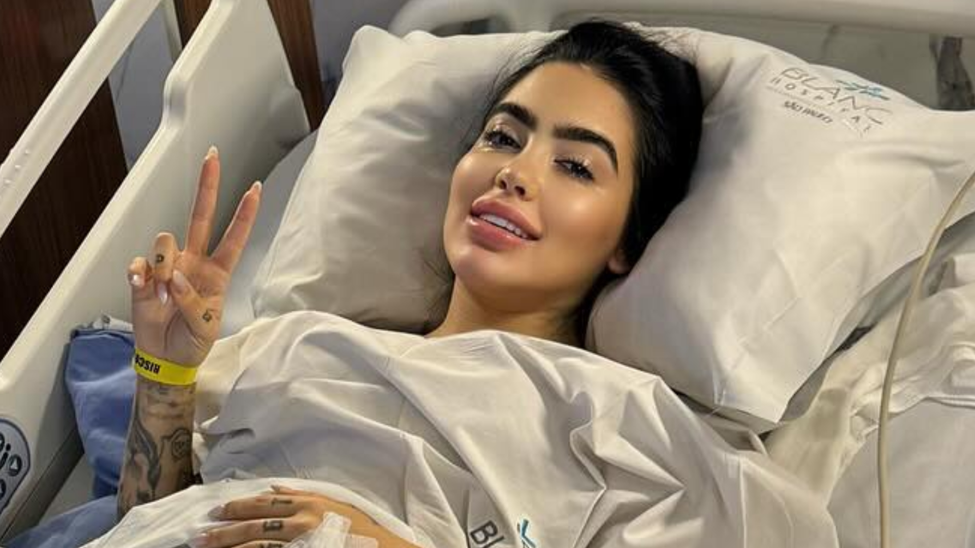 MC Mirella surge internada e faz mistério sobre cirurgia