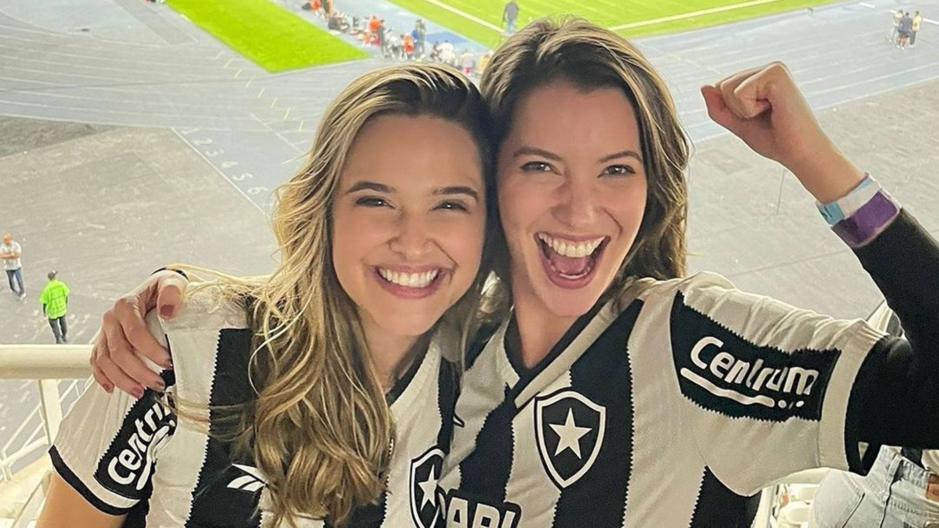 Nathalia Dill e Juliana Paiva vibram muito em jogo de futebol