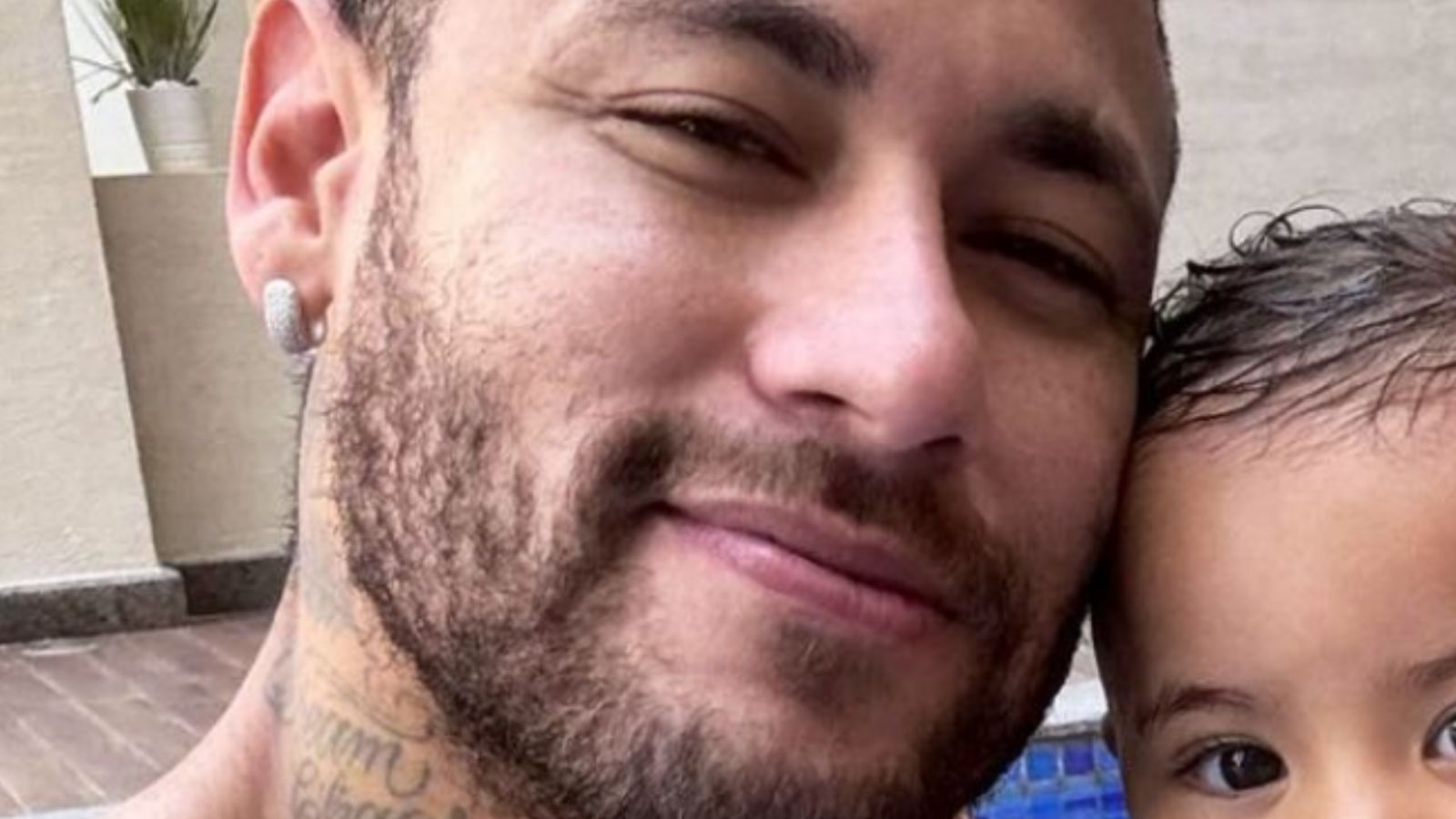 Neymar Jr relaxa na piscina com a namorada e a filha em meio a polêmicas