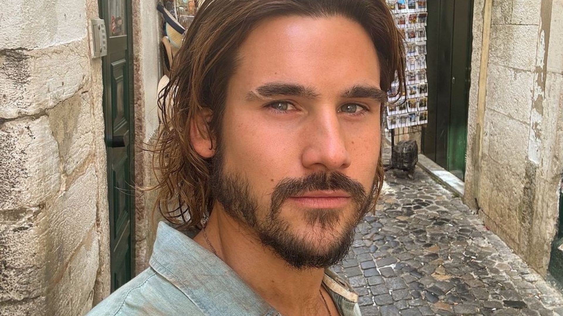 Em Portugal, Nicolas Prattes mostra gravações de nova novela da Globo