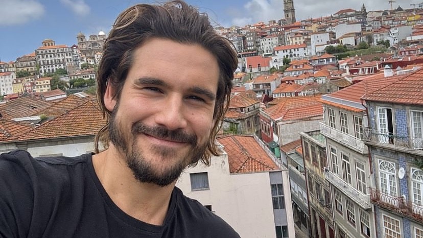 Nicolas Prattes fala sobre ficar um mês fora de casa para gravações de nova novela