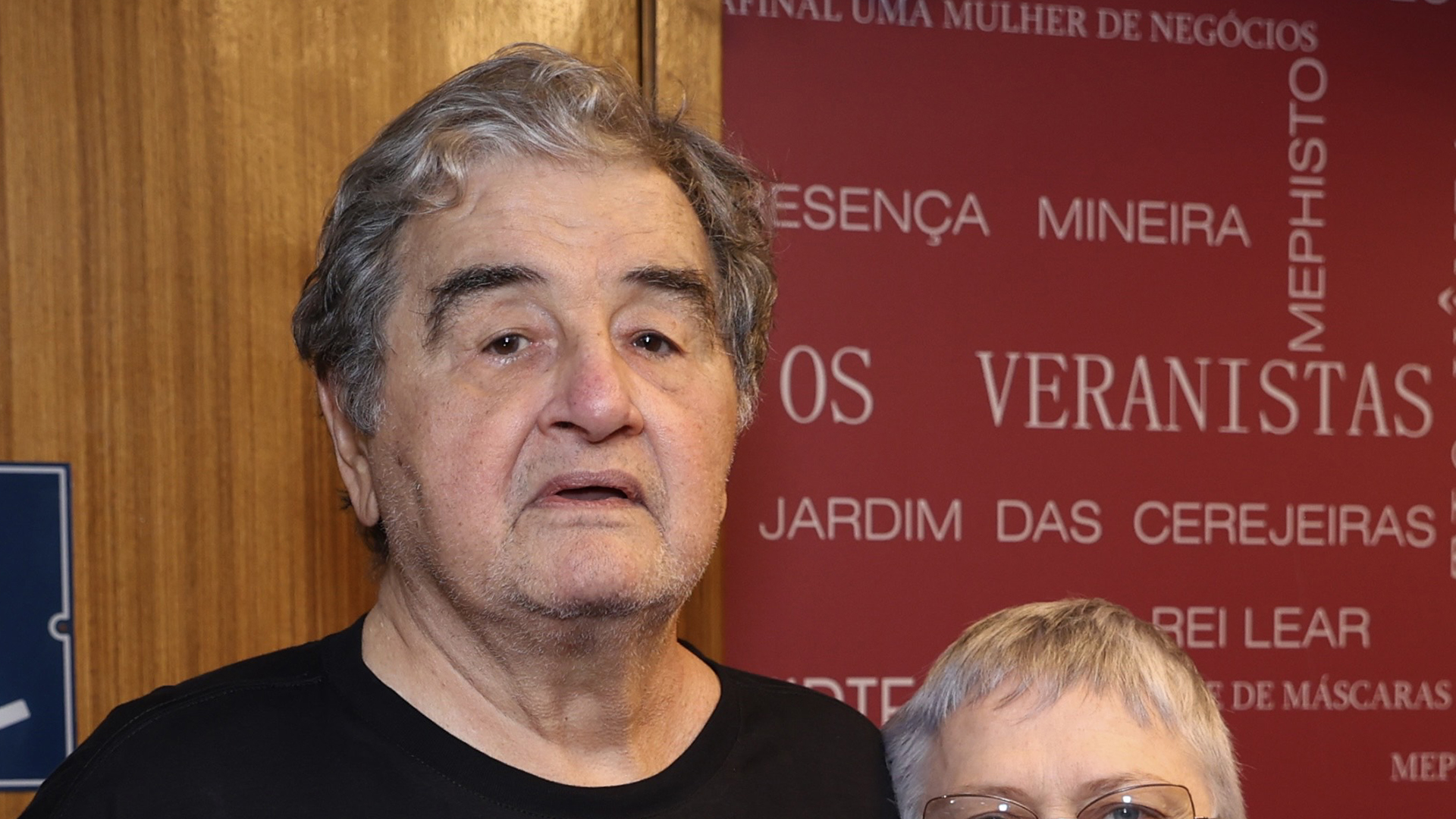 Otávio Augusto faz rara aparição com sua esposa, que também é atriz
