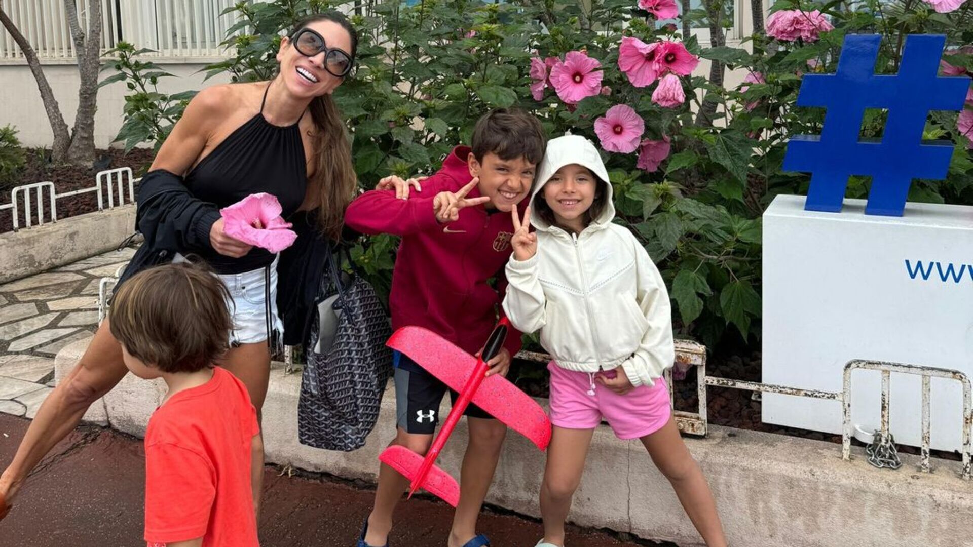 Patricia Abravanel abre a intimidade e exibe fotos de férias em família