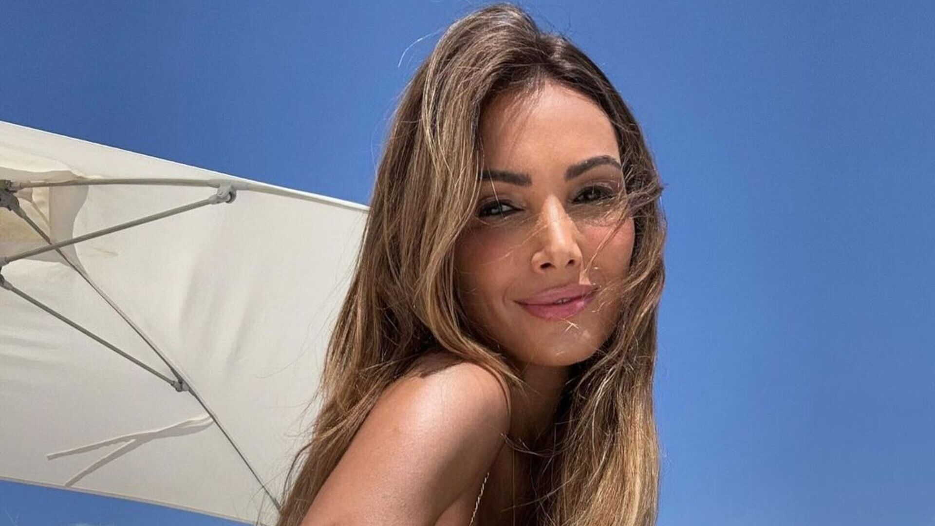 Patricia Poeta impressiona ao se exibir na praia: ‘Descanso’
