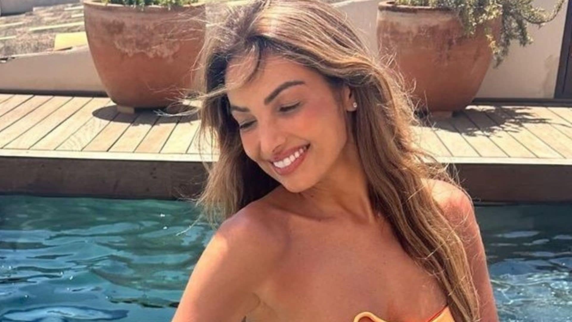 Patrícia Poeta ostenta barriga negativa em piscina na Espanha: ‘Deusa’