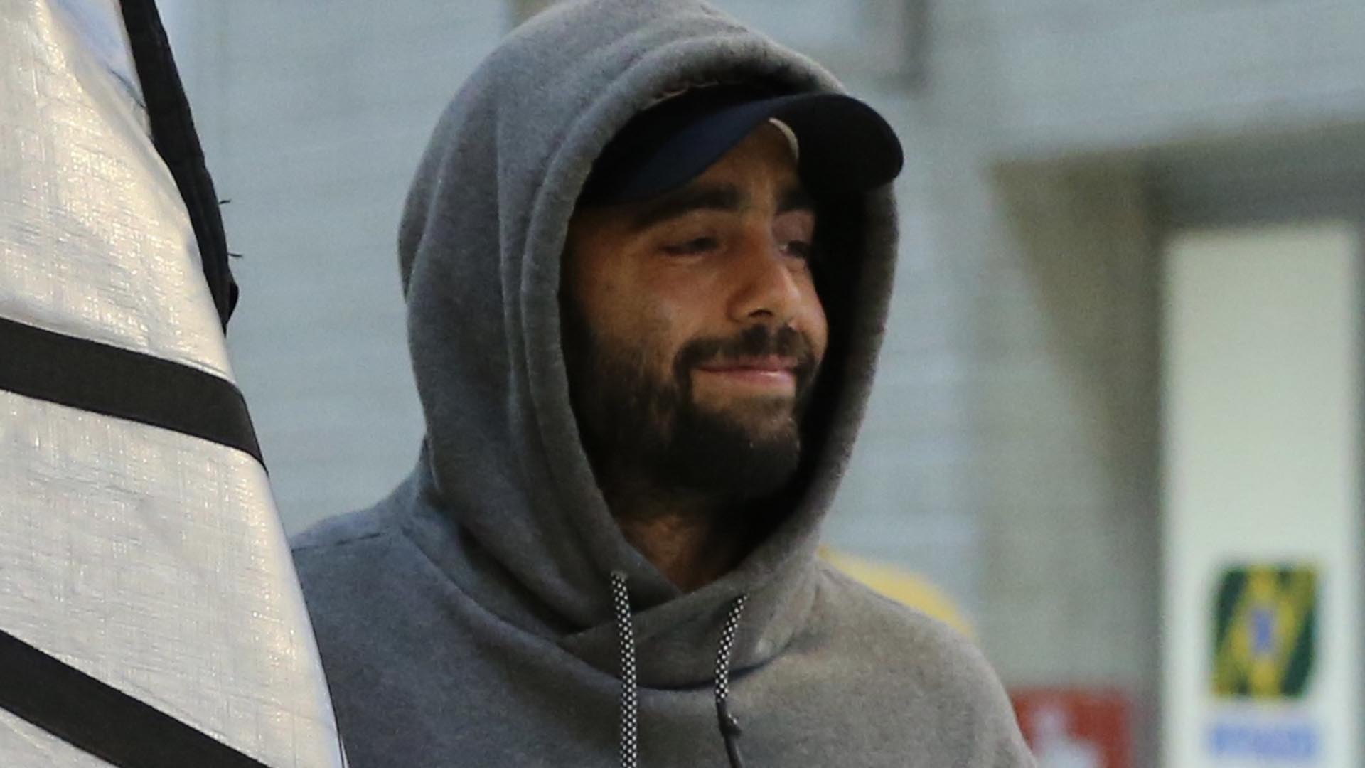 Filhos de Pedro Scooby esbanjam fofura no aeroporto