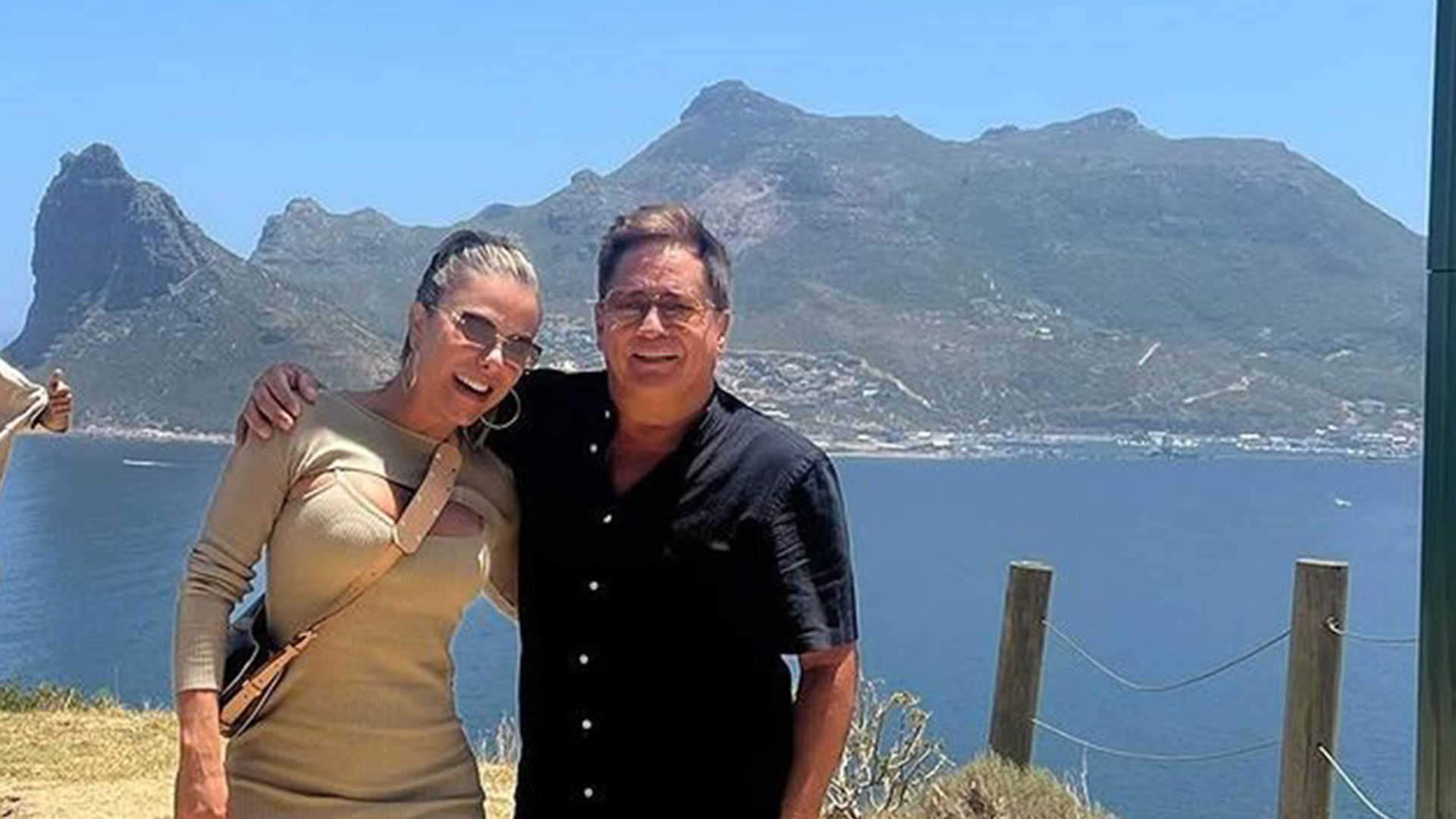 Poliana Rocha se refresca na fazenda e mostra boa forma