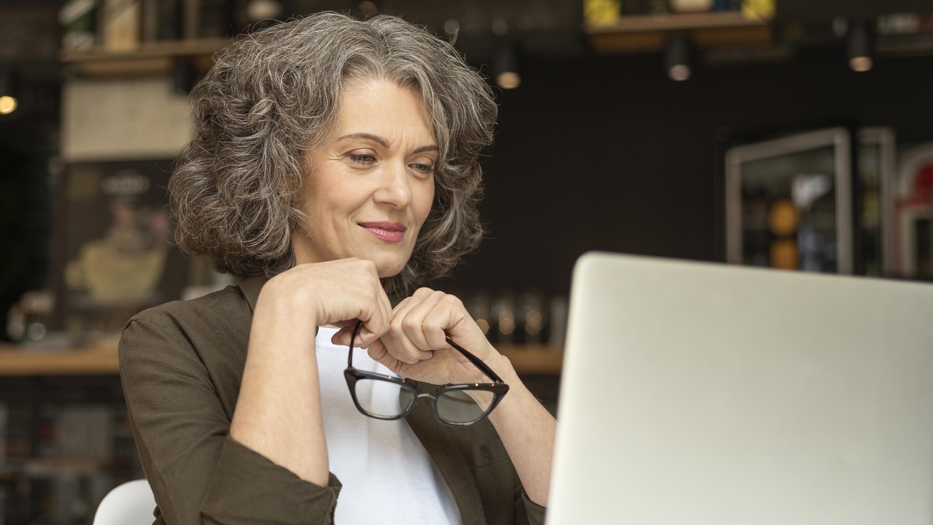 Como abraçar novo estilo de vida após os 50 anos pode ser chave para a felicidade