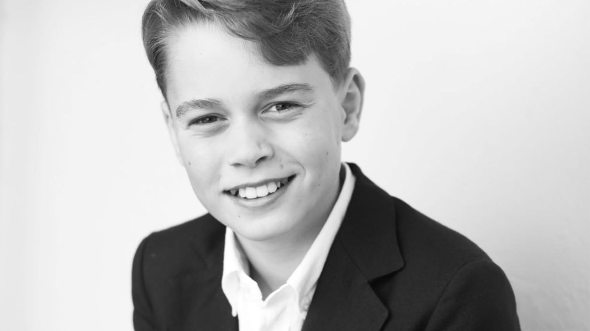 Príncipe George encanta em foto oficial no dia do seu aniversário