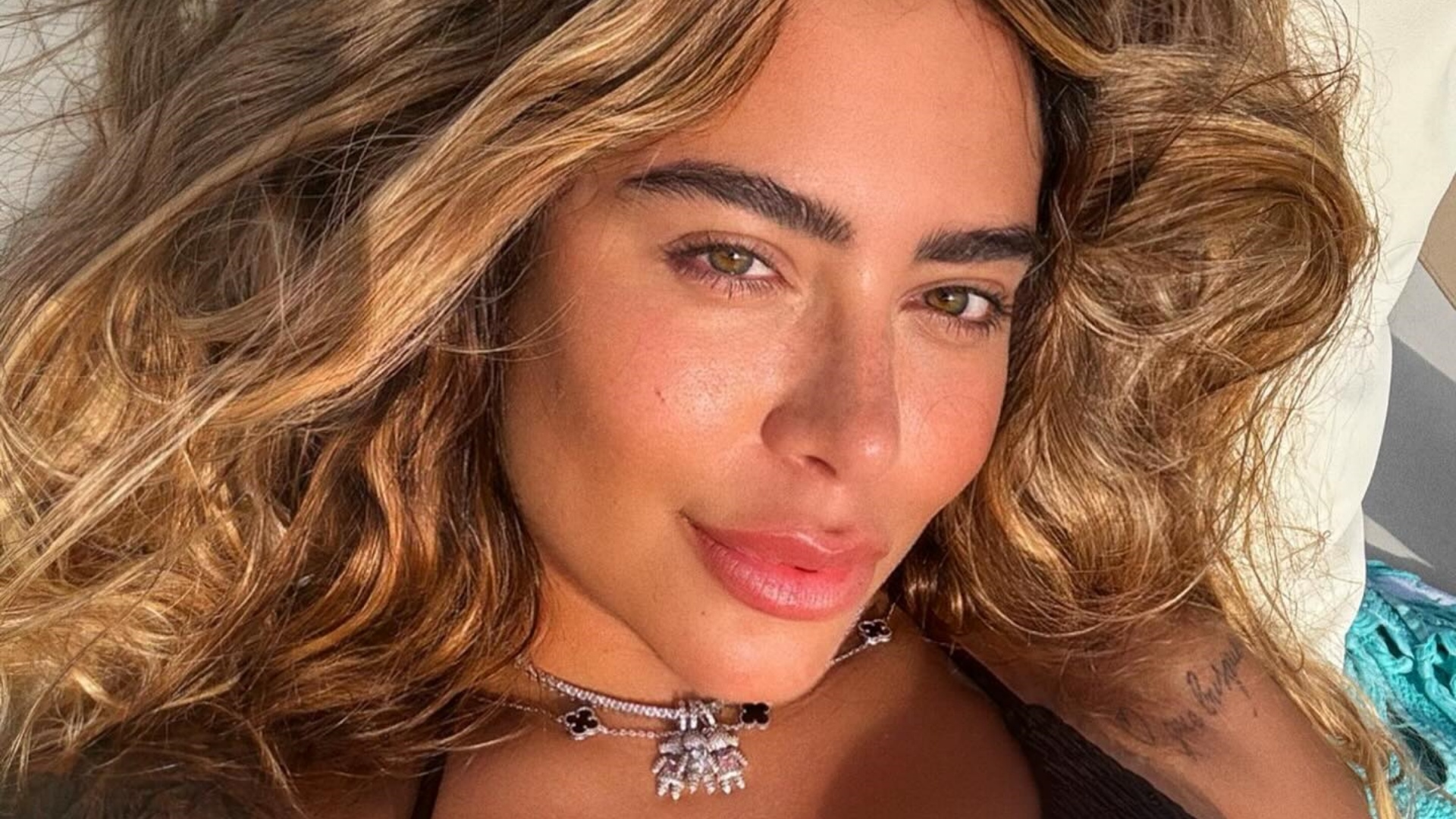 Rafaella Santos ostenta curvas impecáveis durante passeio de barco: “Musa”