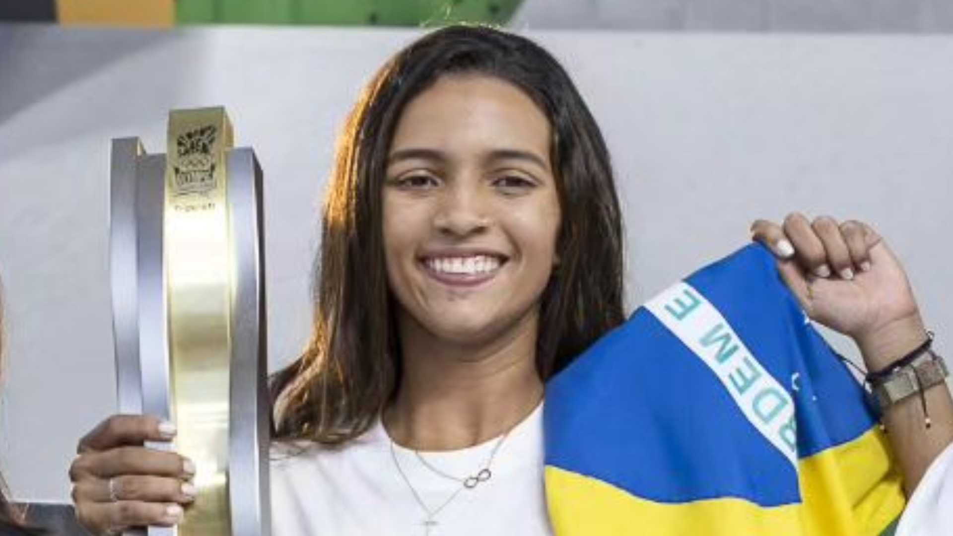 Rayssa Leal é aplaudida por multidão após bronze nas Olimpíadas