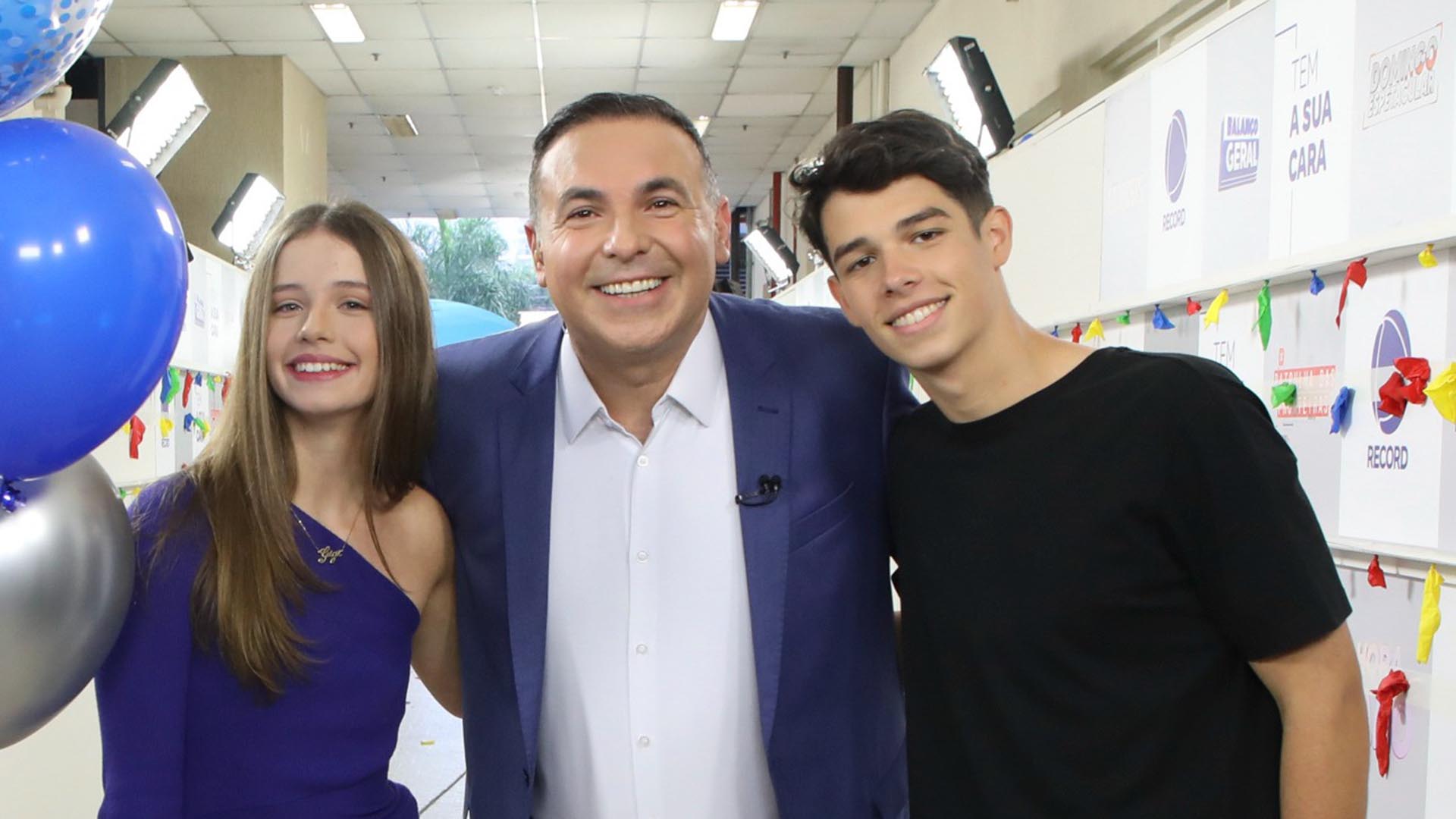 Reinaldo Gottino faz rara aparição com os filhos na TV