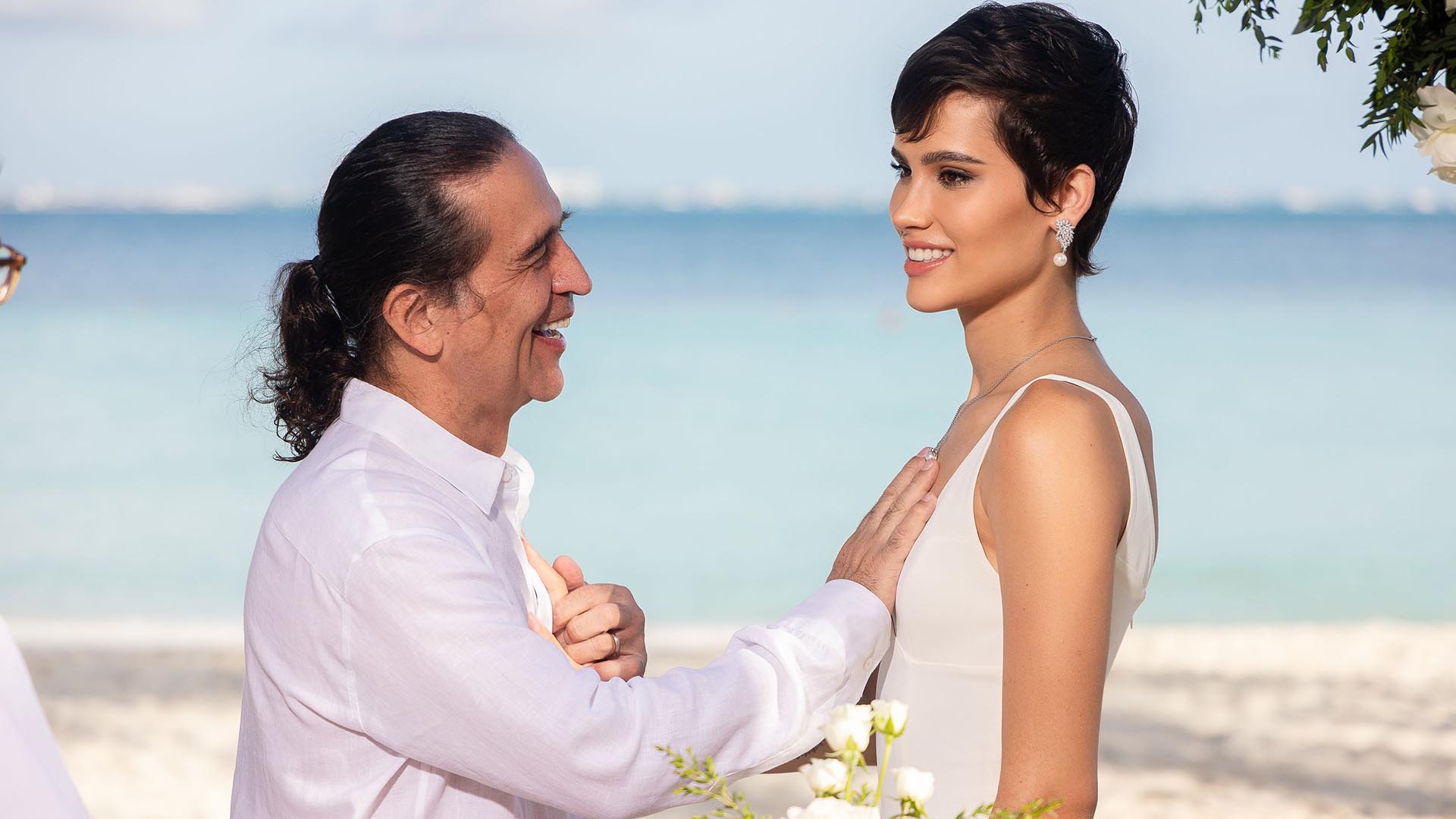 Ricardo Almeida renova os votos de casamento com Kaisla Almeida