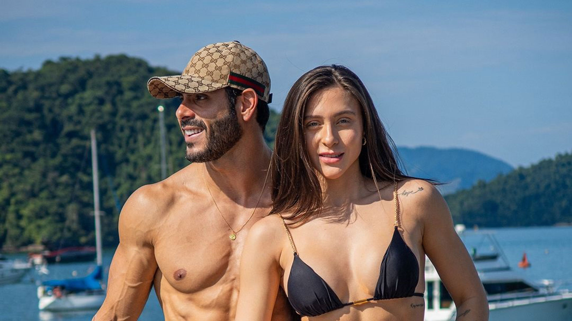 Cantor Rodolffo posa com a namorada e casal recebe elogios