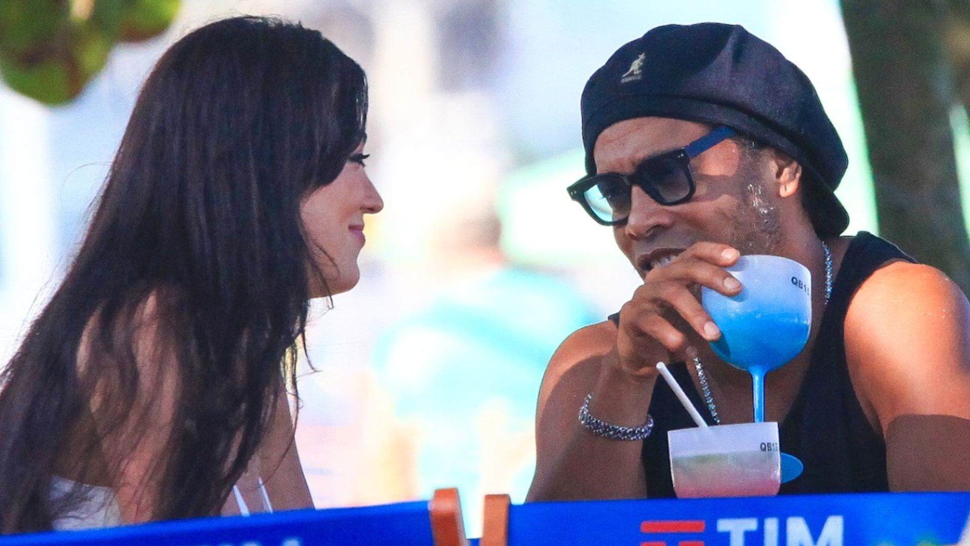 Ronaldinho Gaúcho é visto acompanhado por morena misteriosa na Barra da Tijuca