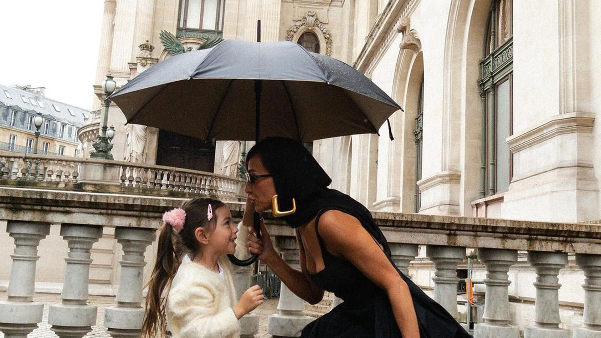 Sabrina Sato mostra álbum de fotos com a filha em Paris