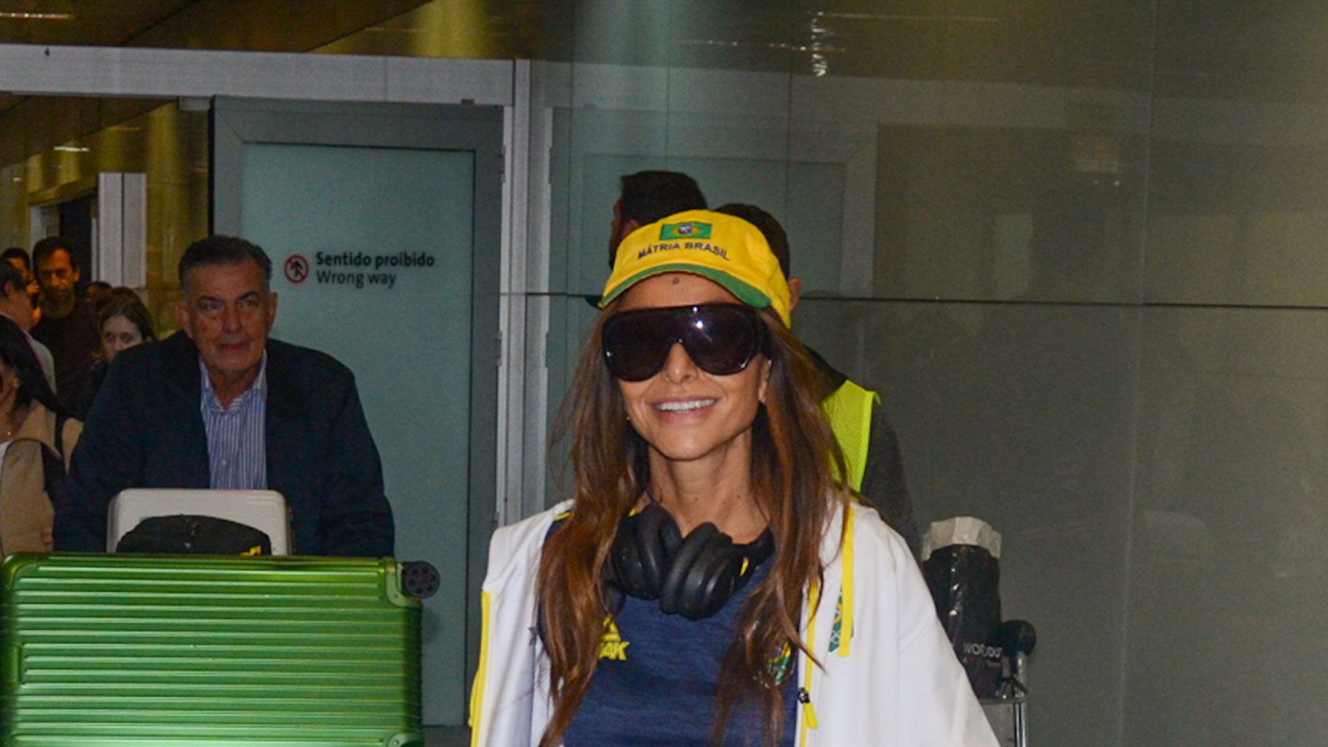Sabrina Sato desembarca com Zoe e esbanja simpatia em aeroporto