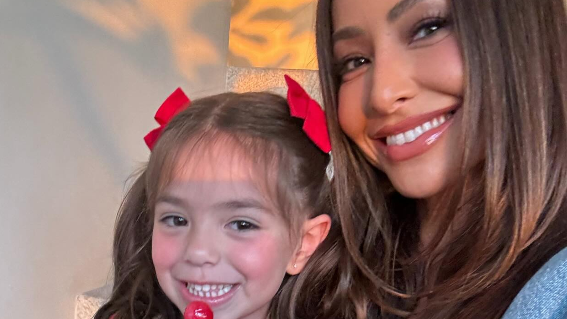 Filha de Sabrina Sato diverte internautas ao mostrar presente dado pela mãe