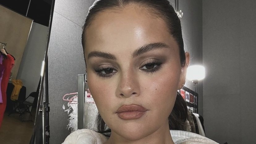 Selena Gomez se manifesta sobre rumores de cirurgias plásticas em seu rosto