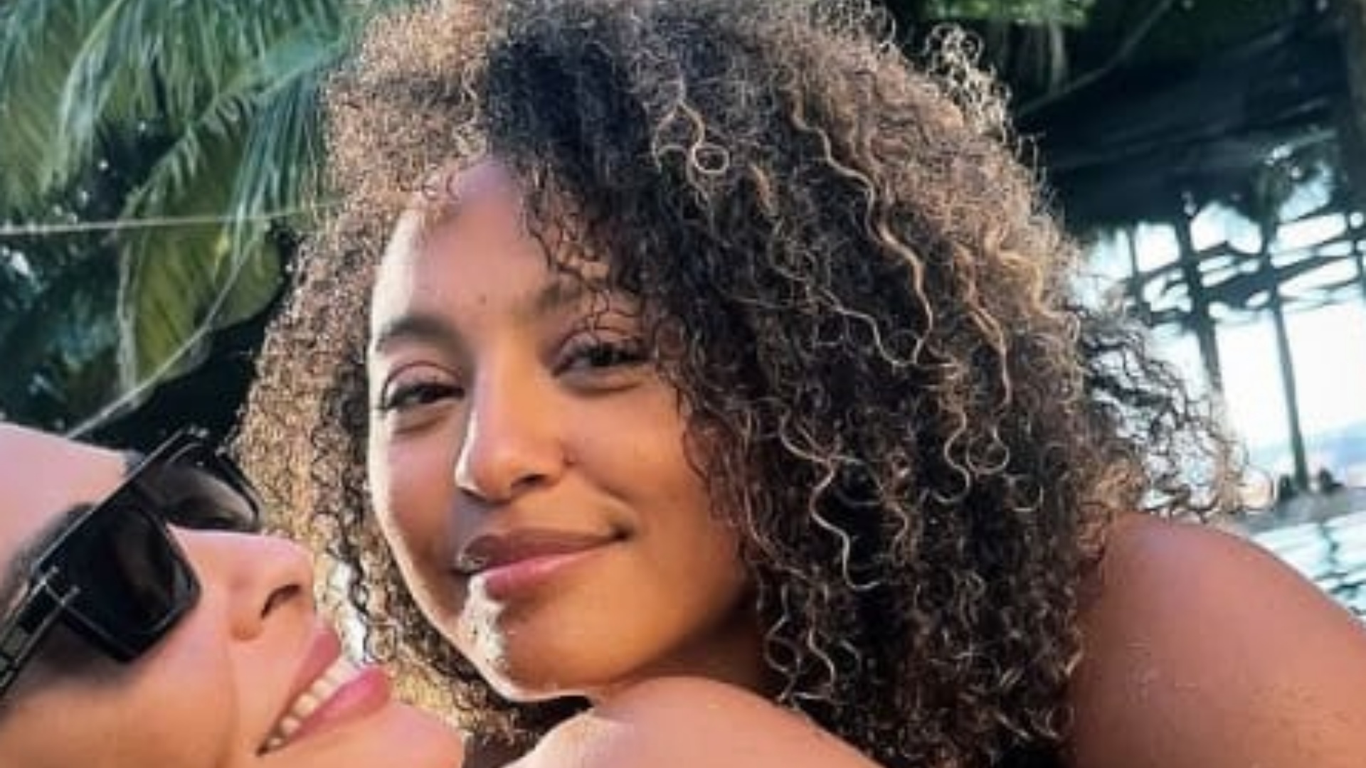 De férias, Sheron Menezzes curte o dia na piscina com Juliana Paes