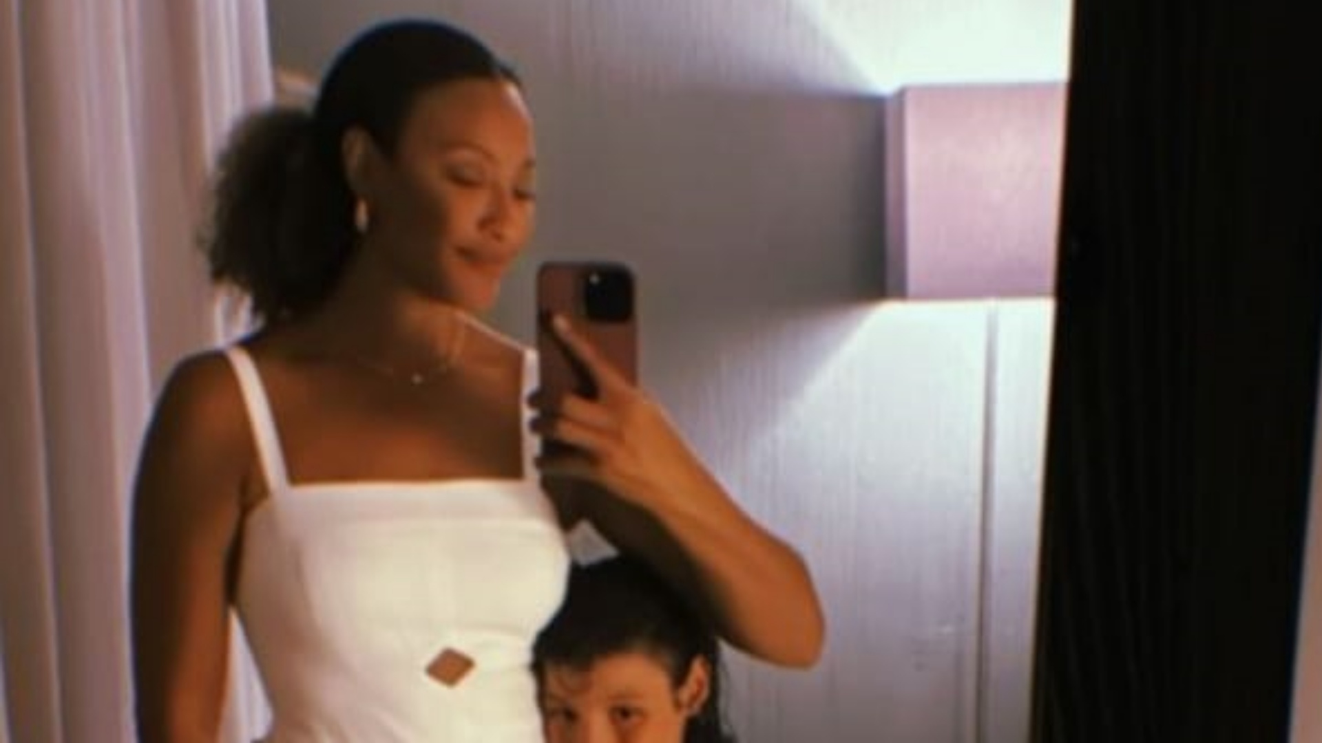 Sheron Menezzes divide momento encantador com o filho: “Um ataque de amor”