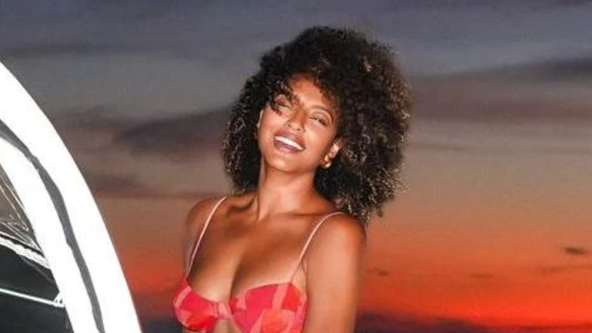 Sheron Menezzes encanta seguidores com foto em barco: ‘Virei sereia’