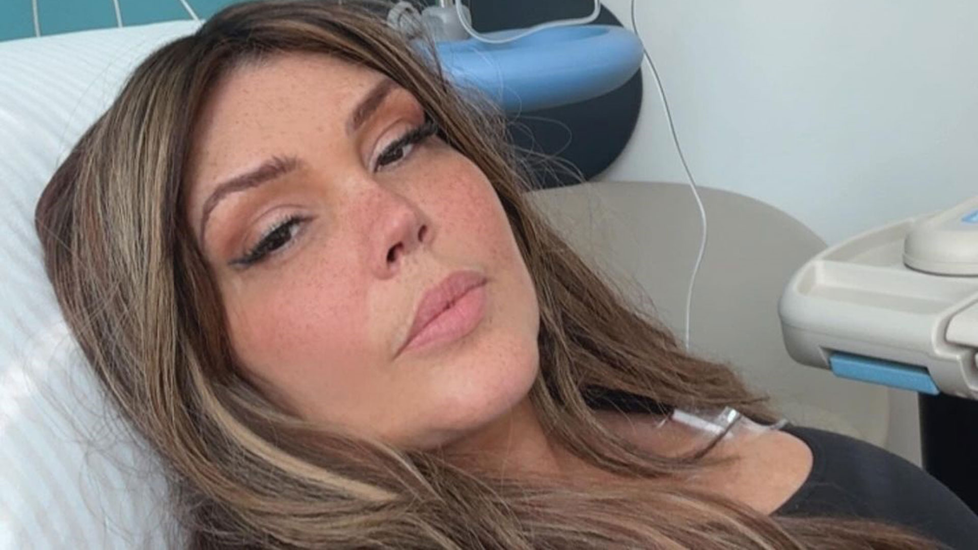 Simony surge em cama de hospital: ‘Um dia de cada vez’