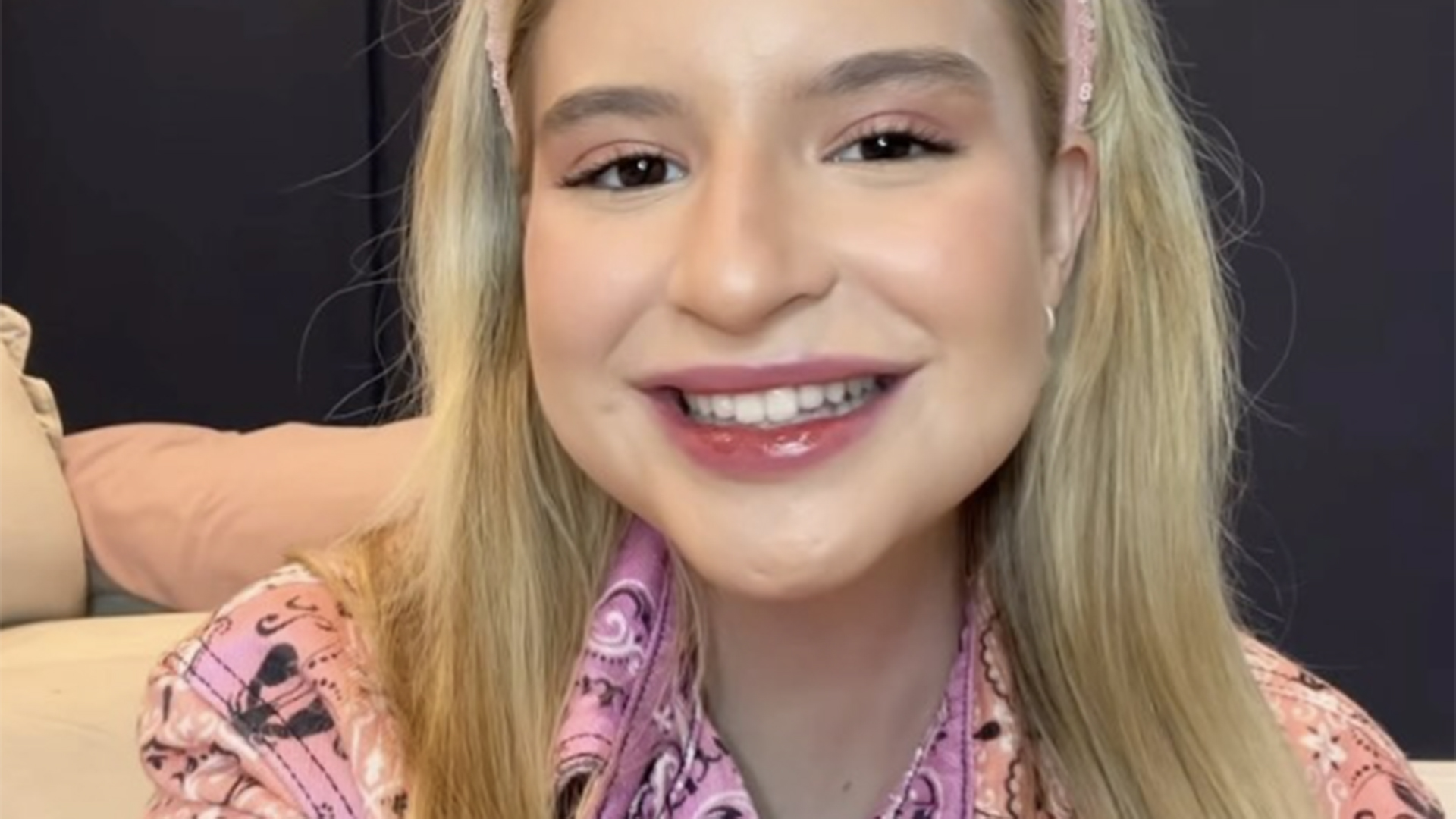 Sophia Valverde exibe foto de beijão em influencer. Saiba quem é