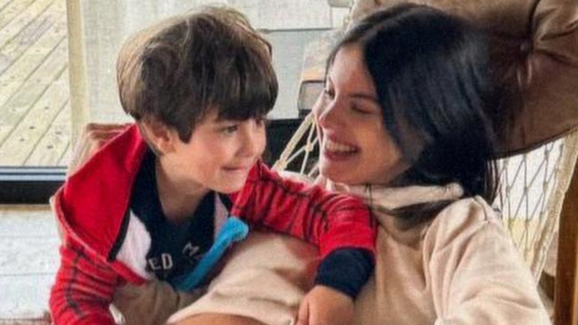 Sthefany Brito mostra o filho mais velho fazendo carinho em sua barriga: “Amor”
