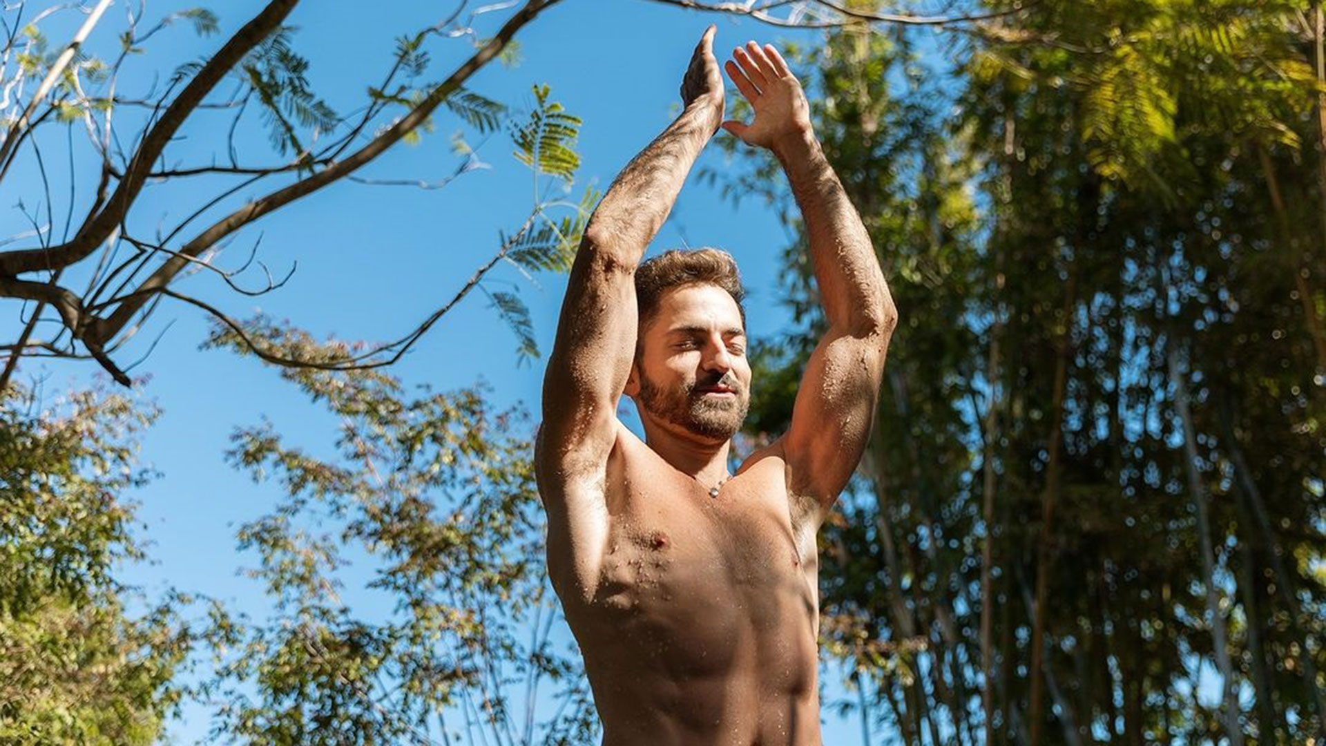 Thales Bretas exibe corpo sarado após retiro espiritual