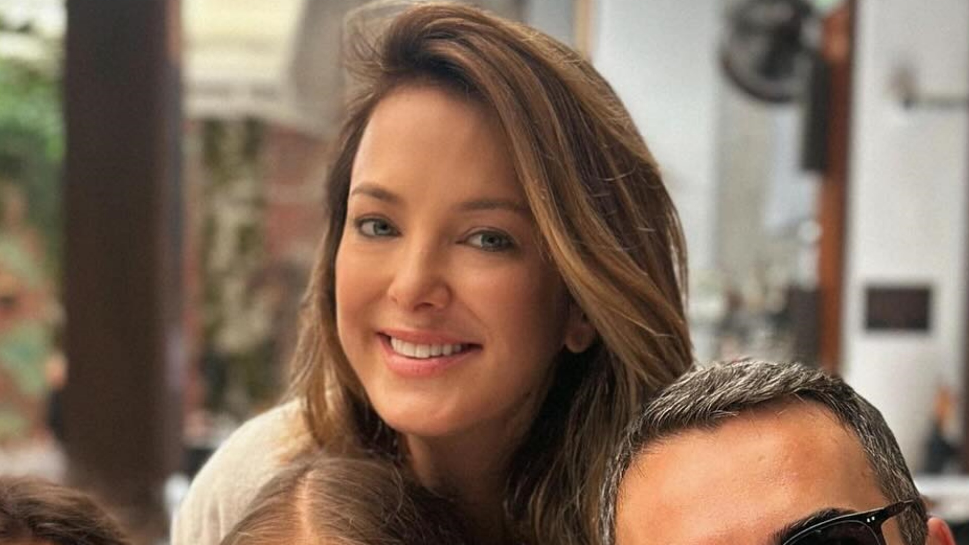 Filha caçula de Ticiane Pinheiro surge estilosa durante viagem em família