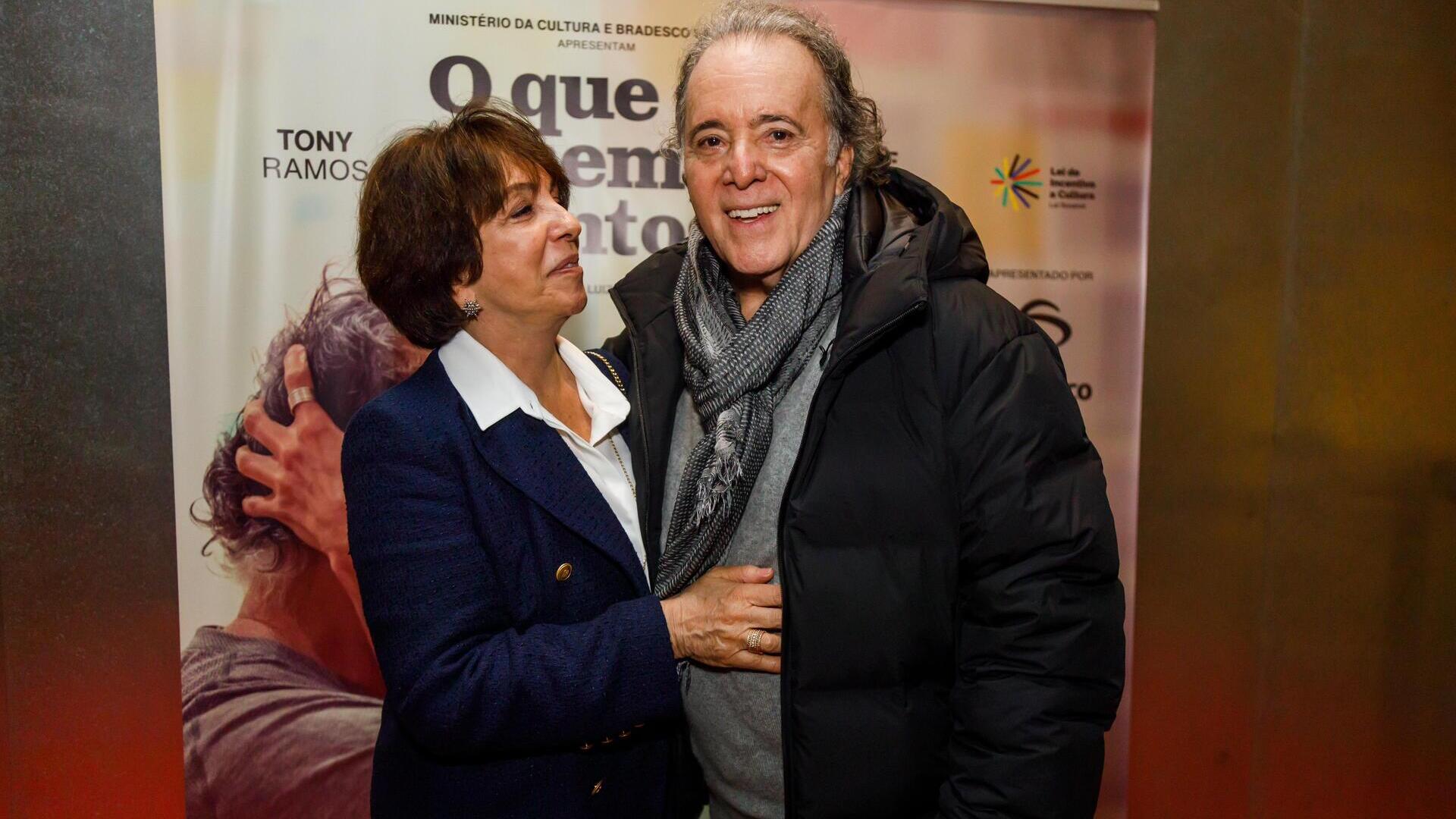 Tony Ramos encanta ao trocar carinhos com a esposa em volta aos palcos