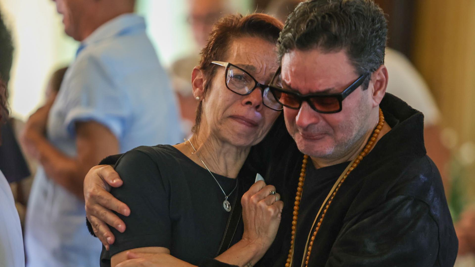 Amigos e familiares choram no velório da carnavalesca Rosa Magalhães