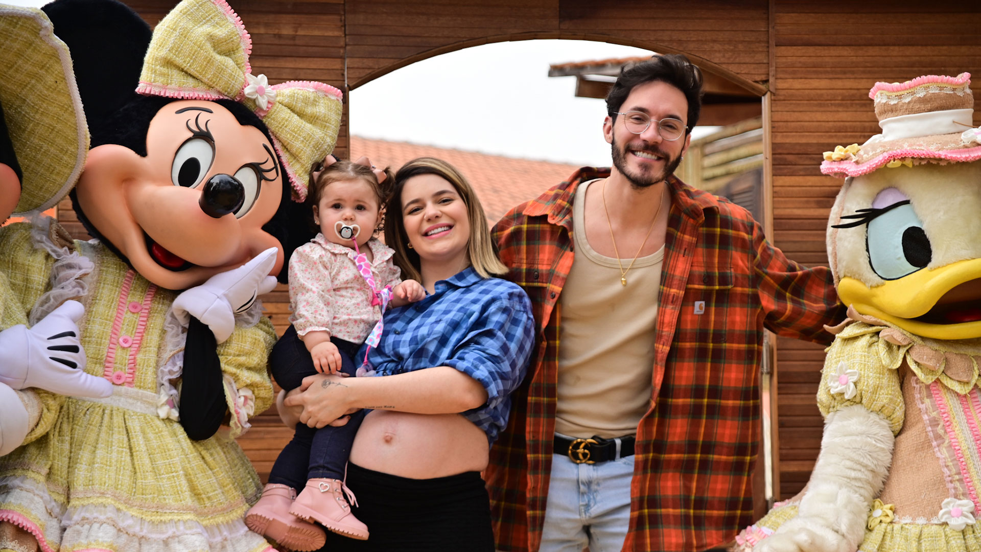 Viih Tube deixa a barriguinha à mostra ao posar com a família em festa