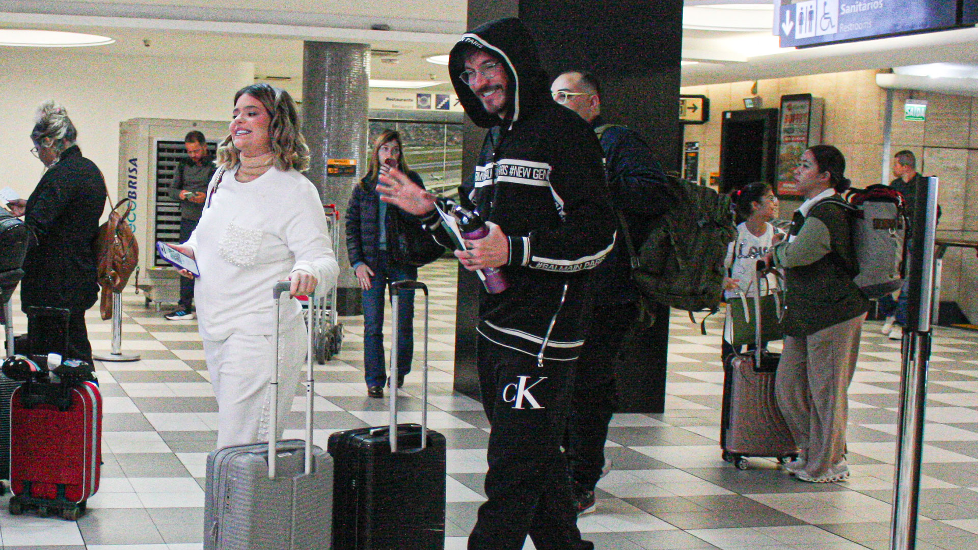 Com look de moletom, Viih Tube exibe barriguinha em aeroporto