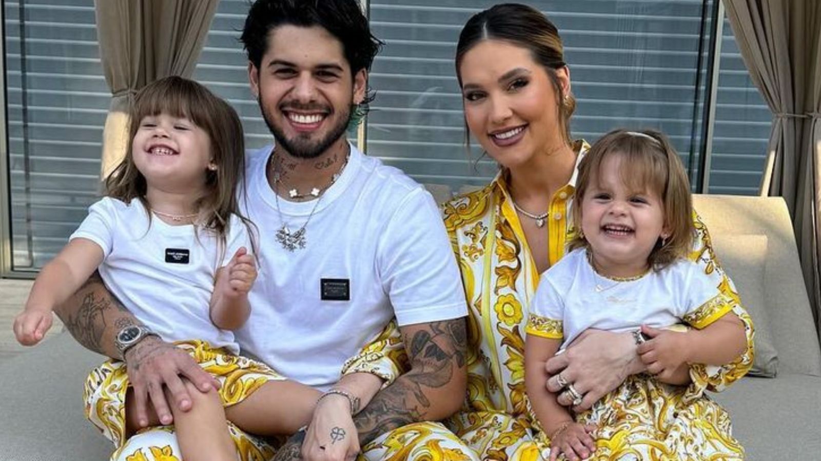 Virginia causa ao investir fortuna para combinar looks de grife com a família