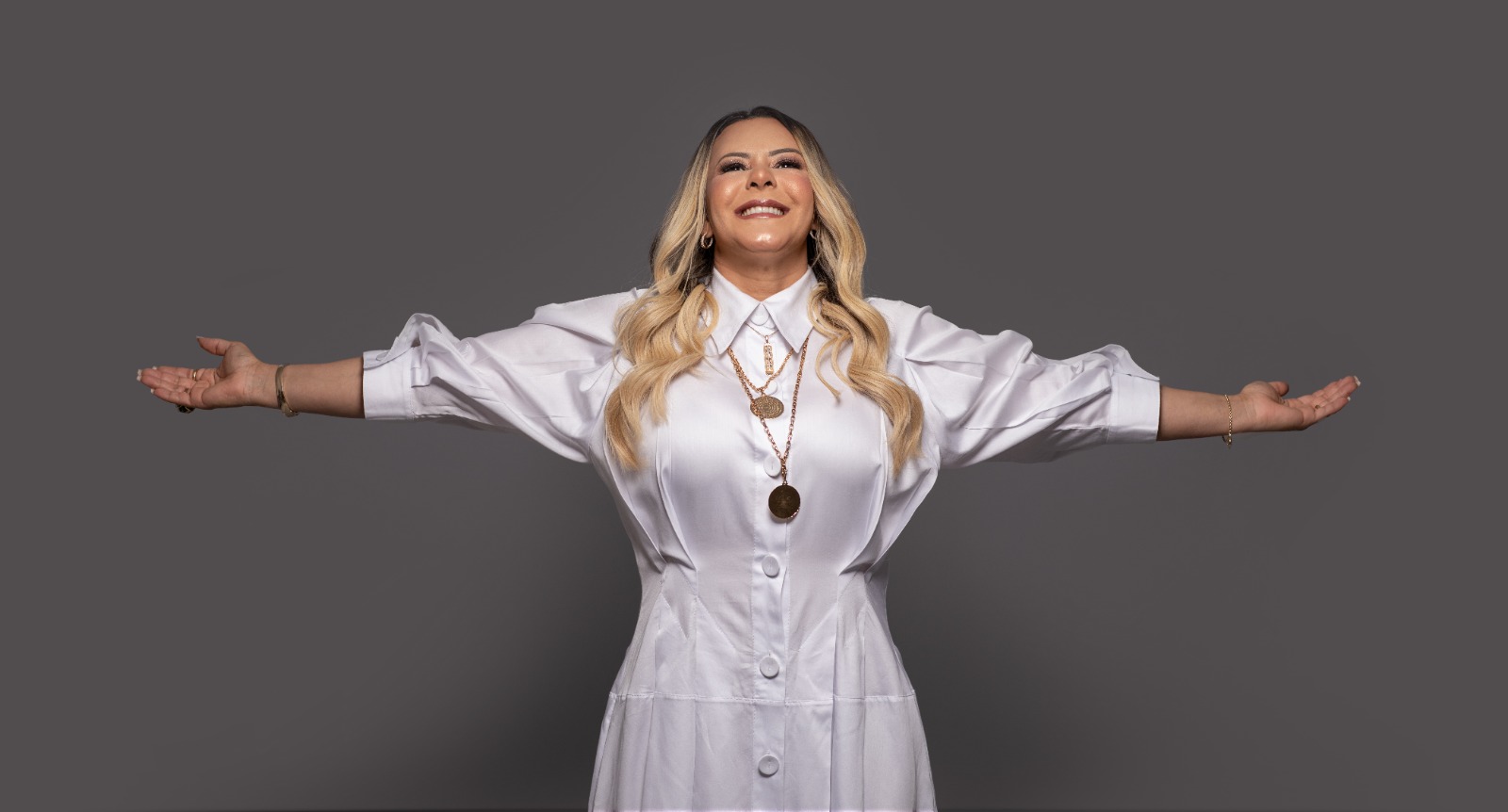 Virgínia Arruda lança música em streaming e clipe no YouTube