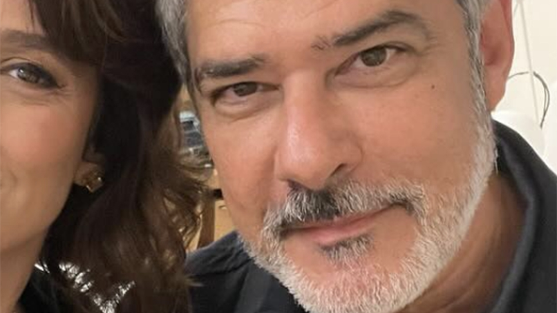 William Bonner surge em clima de romance com a esposa em novas fotos