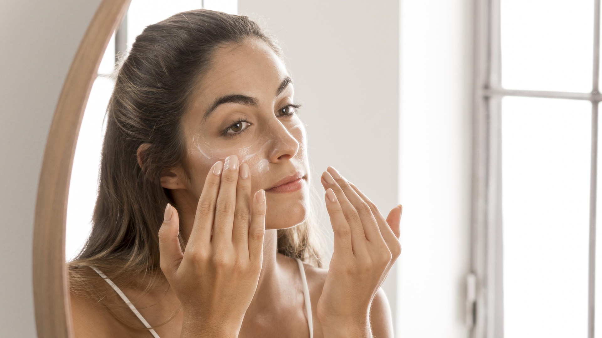 Como tornar skincare acessível? Dermatologista fala sobre tendência mundial